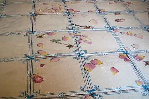 petali di rosa dipinte su pavimento