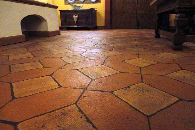 Restauro di pavimentazione con losanga rossa e tavella in cotto giallo  