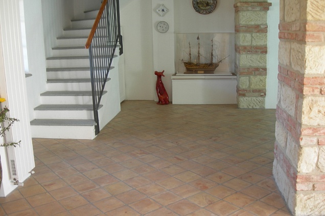 Tavella in cotto rosata con venature rosse.