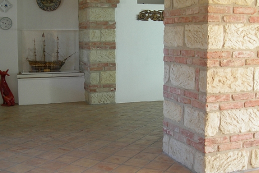 Tavella in cotto rosata con venature rosse.