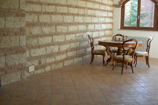 Tavella in cotto rosata con venature rosse.