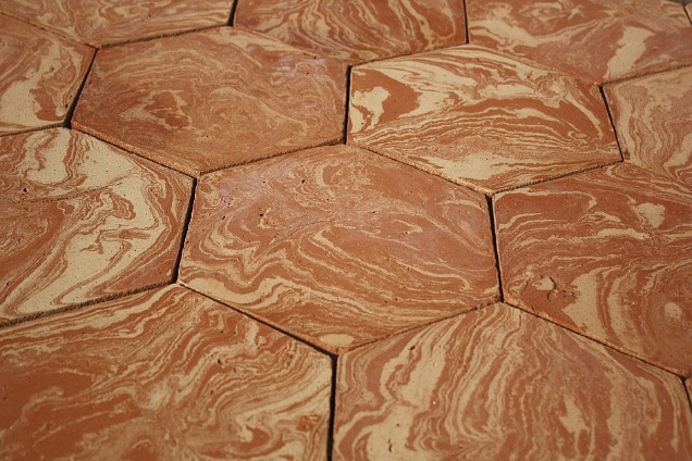 Cotto fatto a mano Variegato Lombardo. 
Esagonette 20x20x2,5 prelevigate in superficie. Foto laterale.