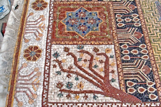 tappeto realizzato a mosaico