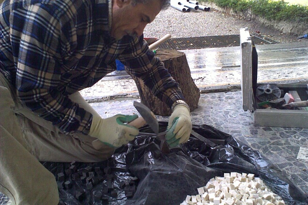 Taglio manuale con martellina e tagliola