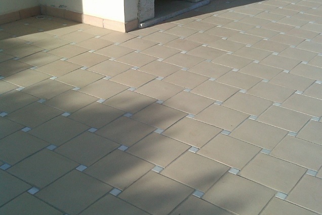 inserzione di un decoro 5x5 in cotto smaltato