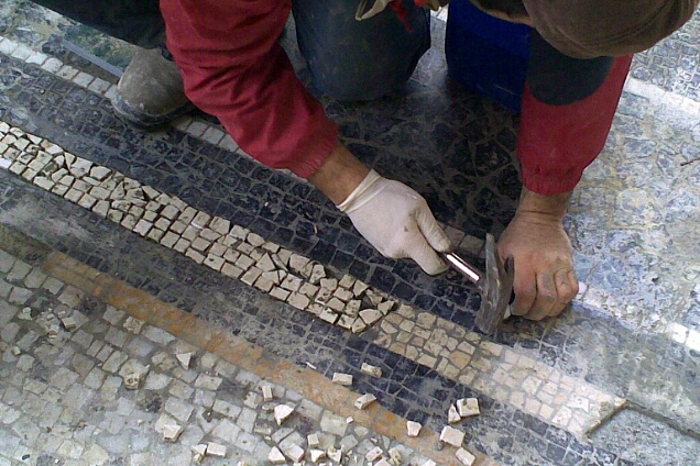 Posa delle tessere in marmo 