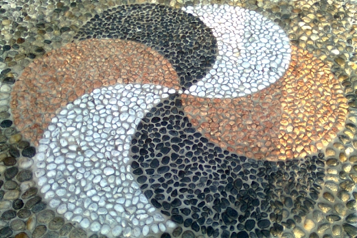 Girandola in ciotolini in tre colori:bianchi, neri, rossi...