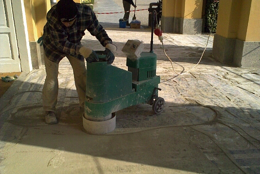 Stuccatura: stuccatura a macchina eseguita a spolvero su boiacca di cemento