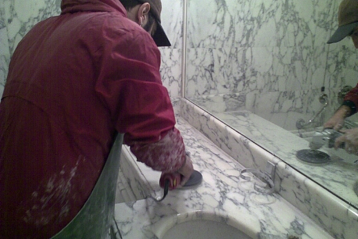 Levigatura e lucidatura top in marmo