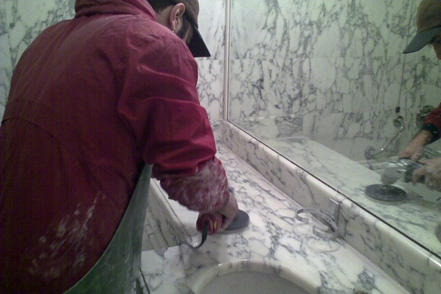 Levigatura e lucidatura top in marmo