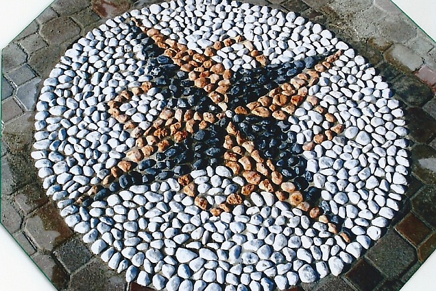 Rosa dei Venti in ciotolini in due colori:rossi, neri con sfondo in ciotolini bianchi