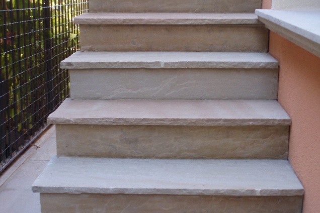 Scala (pedata e alzata) in pakistana-indiana color giallo-marrone