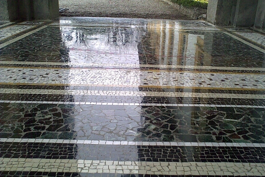 Risultato finale pavimento in scaglia veneziana e fasce in mosaico