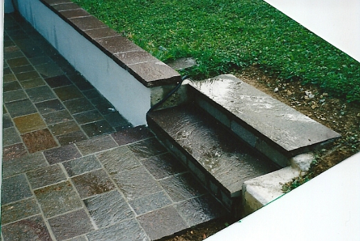 Scala (pedata e alzata) in porfido viola