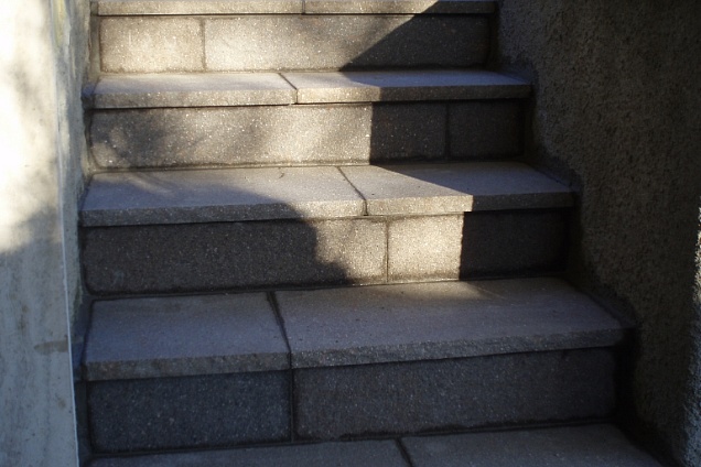 Scala (pedata e alzata) in porfido colori misti