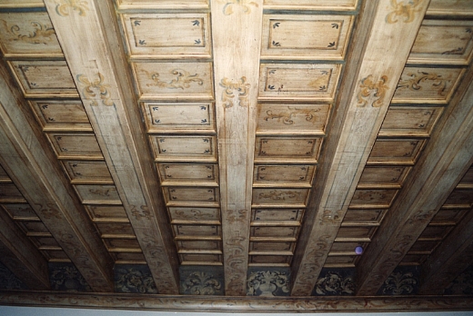 soffitto a cassettoni in legno dipinto a mano