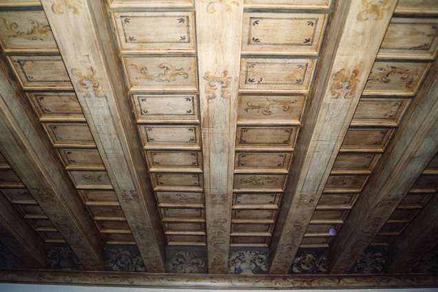 soffitto a cassettoni in legno dipinto a mano