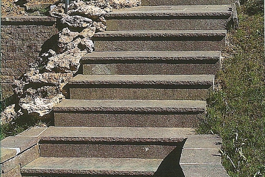 Scala (pedata e alzata) in porfido colori misti