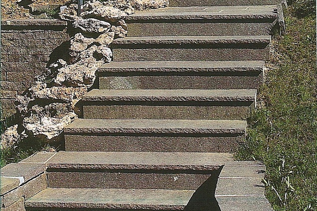 Scala (pedata e alzata) in porfido colori misti