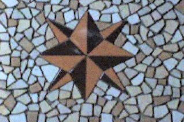 come abbellire un camino rivestito da mosaici recuperati dai calcinacci??? con n°4 piastrelle 10x10, ecco creata la stella! 