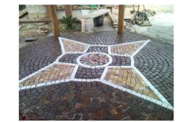 Croce in tre colori con cubetti 4/6 di porfido color viola, cubetti 4/6 bianco carrara e cubetti 4/6 in pakistana-indiana color giallo 