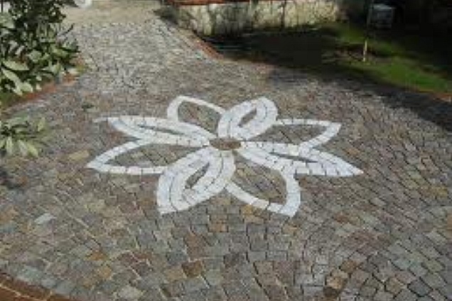 Fiore in cubetti 4/6 bianco carrara con inserti e sfondo in cubetti 4/6 di porfido colori misti