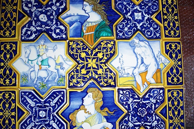 pavimentazione in maiolica dipinta a mano. Riproduzione di antico pavimento ex Chiesa di San Francesco
