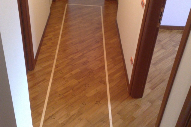 cornice in acero su parquet di doussie