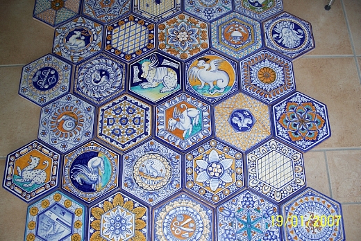 Riproduzione pavimento Vaselli, forma  esagono in maiolica della Cappella Vaselli in S.Petronio a Bologna