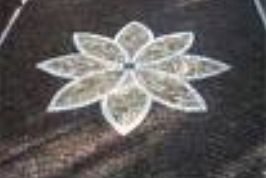 Fiore in cubetti 4/6 di porfido color grigio con cornice di cubetti 4/6 bianco carrara, e contornato di cubetti 4/6 di porfido rosso-viola