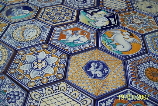 Riproduzione pavimentazione maiolicata formato esagonale della Cappella Vaselli della chiesa di S.Petronio a Bologna