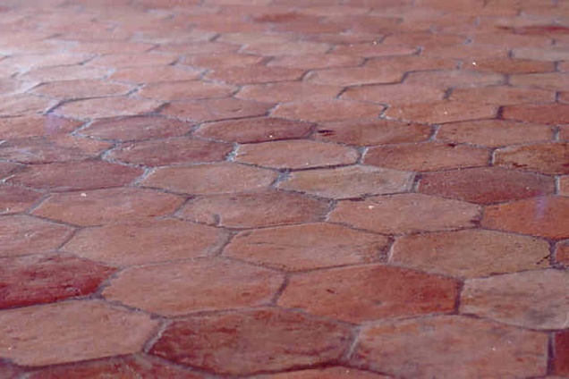 Pavimenti in antico cotto recuperato in area Mantovana. Formato esagono in patina originale