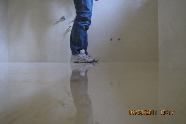 Pavimento in resina autolivellante effetto vetro