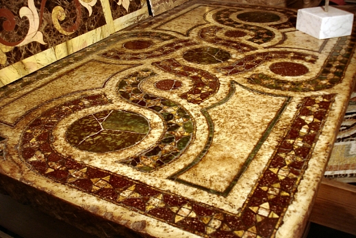 La Bottega delle Arti Antiche superfici e tavoli con terracotte antiche - 6