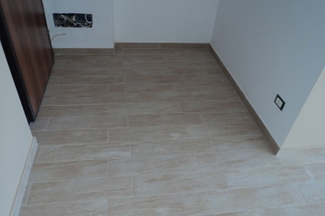 posa in opera pavimento 15x60 incollato e stuccato