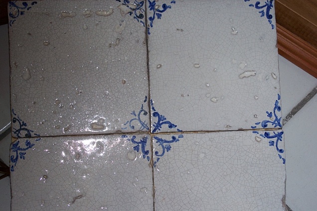 Rivestimenti cucina decorati a mano, fondo bianco e decori di colore blu