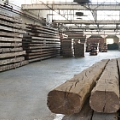 A disposizione nel nostro magazzino di oltre 10000 mq pavimentazioni, solai, travature e altri elementi in legno antico.