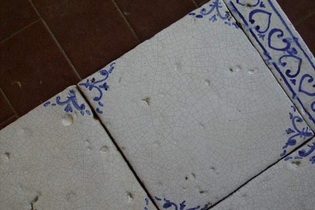 Artigianali Rivestimenti per cucina dipinti a mano, fondo bianco e decori di colore blu