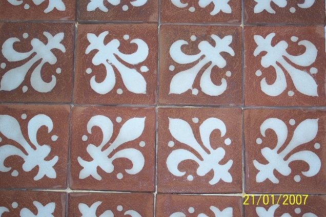 Pavimenti artistici in cotto formato quadrato con giglio realizzato con argilla bianca (non dipinto)