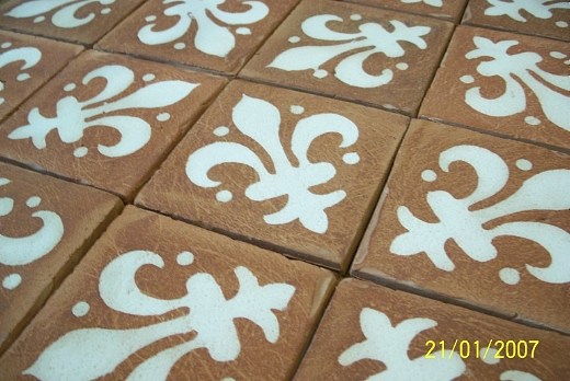Pavimento artistico in terracotta con giglio realizzato con argilla bianca (non dipinto)