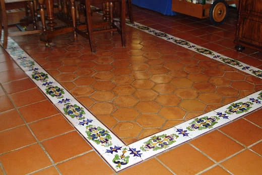 pavimento in cotto con particolare in ceramica decorata a mano