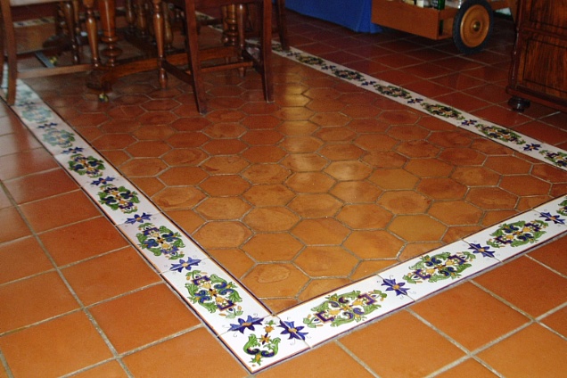 pavimento in cotto con particolare in ceramica decorata a mano