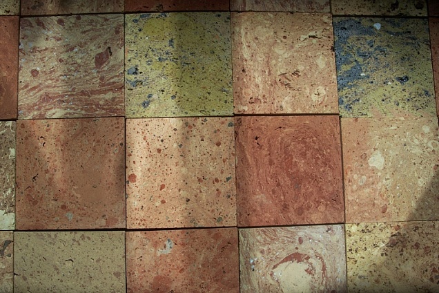 Pavimenti realizzati con mattoni antichi di recupero con impasto variegato.