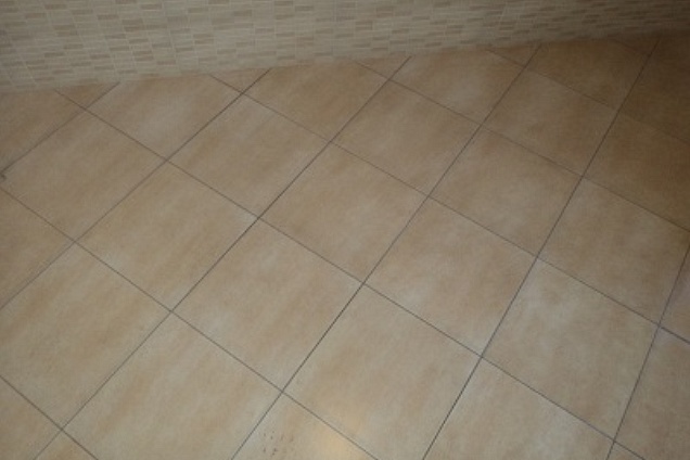 posa in opera pavimenti gres porcellanato 33x33 incollati e montati a rombo con distanziatori da 2 cm 