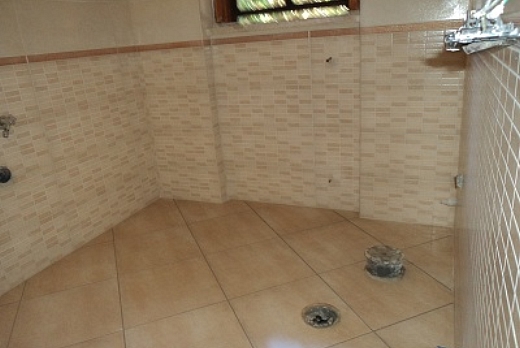 posa in opera rivestimenti 20x60 incollati e montati dritti con distanziatori da 2 cm