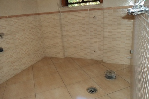 posa in opera rivestimenti 20x60 incollati e montati dritti con distanziatori da 2 cm 