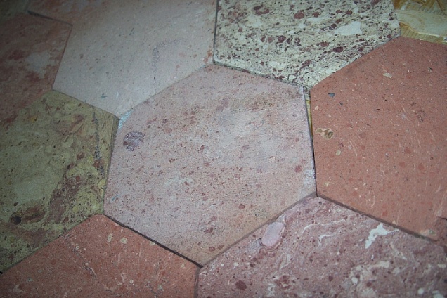 Pavimenti in cotto antico di recupero nel formato esagonale ottenuto utilizzando mattoni variegati