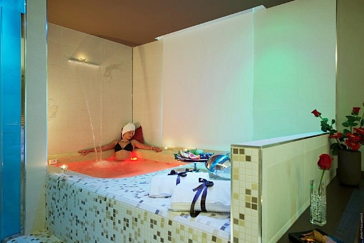 Wellness room Hotel Villa dei Platani Foligno
Vasca idromassaggio, su misura, con lama d