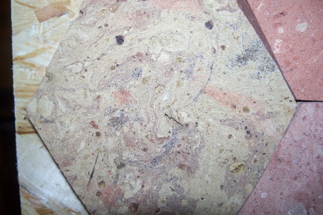 Pavimenti in cotto antico di recupero nel formato esagonale ottenuto utilizzando mattoni variegati