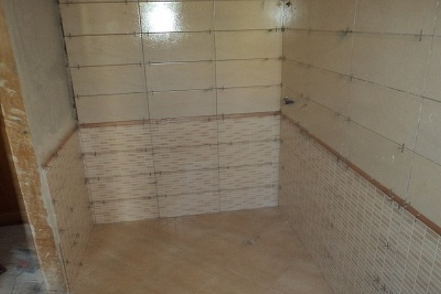 posa in opera rivestimenti 20x60 incollati e montati dritti con distanziatori da 2 cm